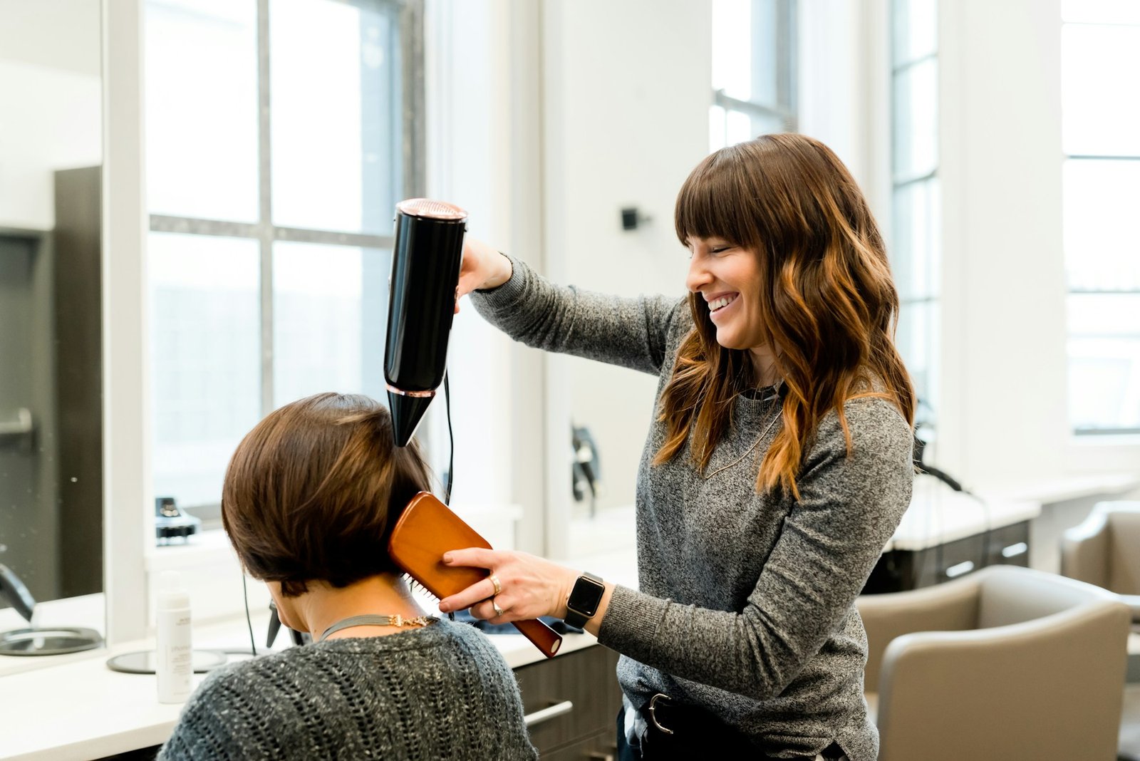 Estilista trabajando el cabello de una clienta
